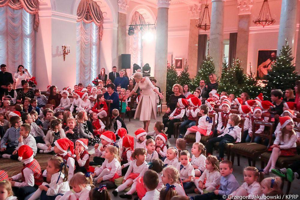 Agata Duda w pięknej sukience na spotkaniu mikołajkowym