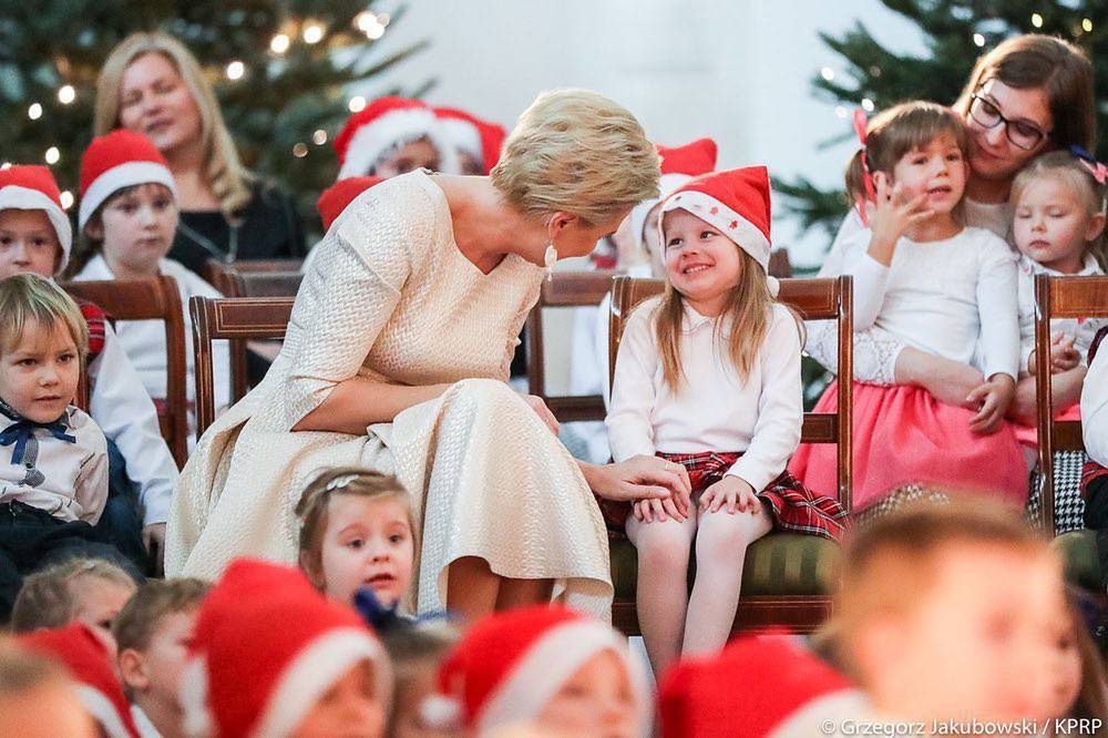 Agata Duda w pięknej sukience na spotkaniu mikołajkowym