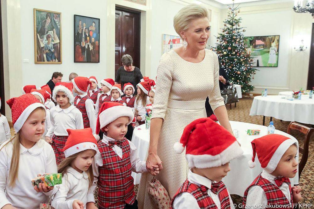 Agata Duda w pięknej sukience na spotkaniu mikołajkowym