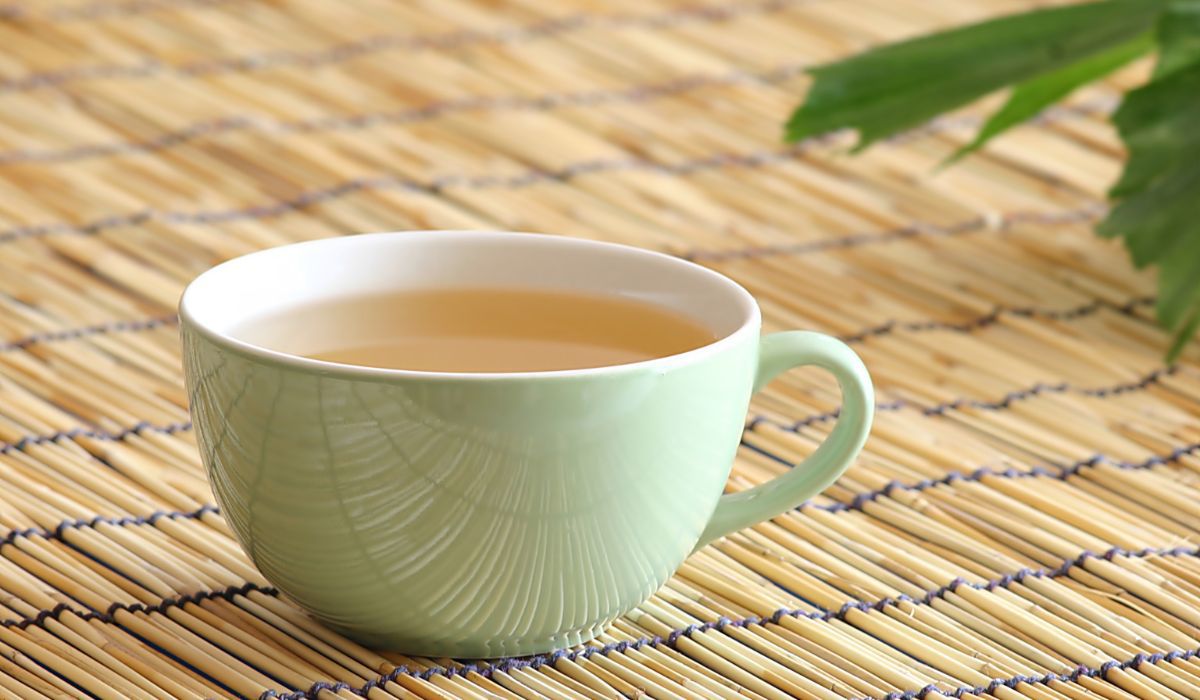 Biała herbata zawiera dużą ilość antyoksydantów - Pyszności; foto: Canva