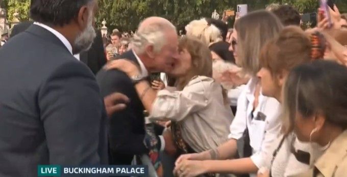 Król Karol III pocałowany przez obcą kobietę