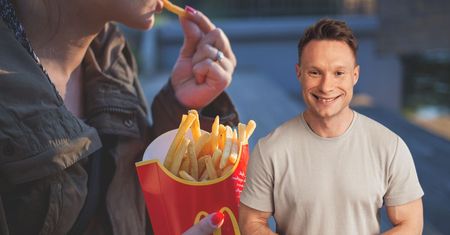 Można jeść fast foody i chudnąć? Michał Wrzosek ujawnia całą prawdę