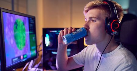 Energetyki dopiero od 18 roku życia. Dlaczego dzieci nie powinny ich pić?