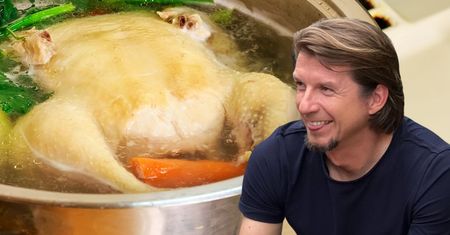 Karol Okrasa pokazał, jak gotuje rosół. Nie każdemu się spodoba