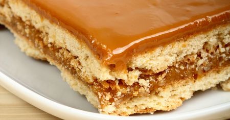 Kremowa krówka na biszkopcie. Popisowe ciasto mojej teściowej do popołudniowej kawki