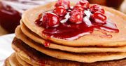 Amerykańskie naleśniki z truskawkami i sokiem z pomarańczy