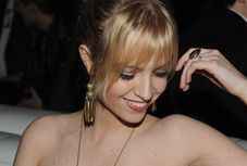 Sasha w bardzo krótkiej mini