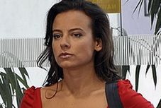 Mucha niszczy swoje piersi?!