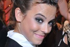 Mucha jest w związku na pokaz?