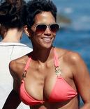 45-letnia Berry zachwyca na plaży!