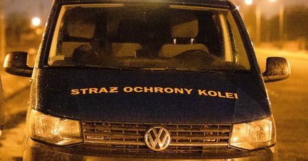 Nietrzeźwy kierowca spowodował kolizję na parkingu dworca kolejowego w Skierniewicach