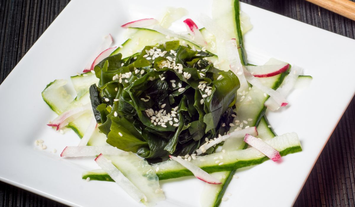 Glony wakame odgrywają ważną rolę w kuchni japońskiej - Pyszności; foto: Canva
