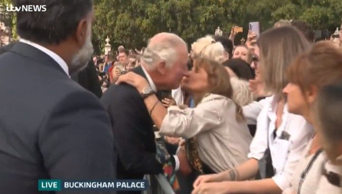 Król Karol III pocałowany przez obcą kobietę