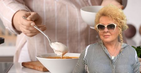 Magda Gessler radzi, czym zabielić zupę, by się nie zwarzyła. Restauratorka ręczy za ten sposób