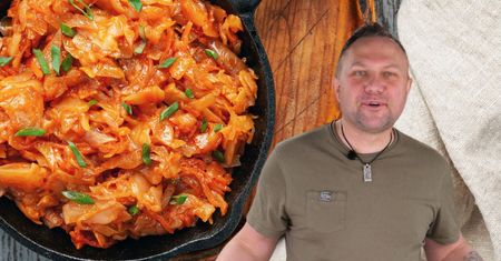 Tomasz Strzelczyk robi najlepszy bigos z młodej kapusty. Dodaje sekretny składnik