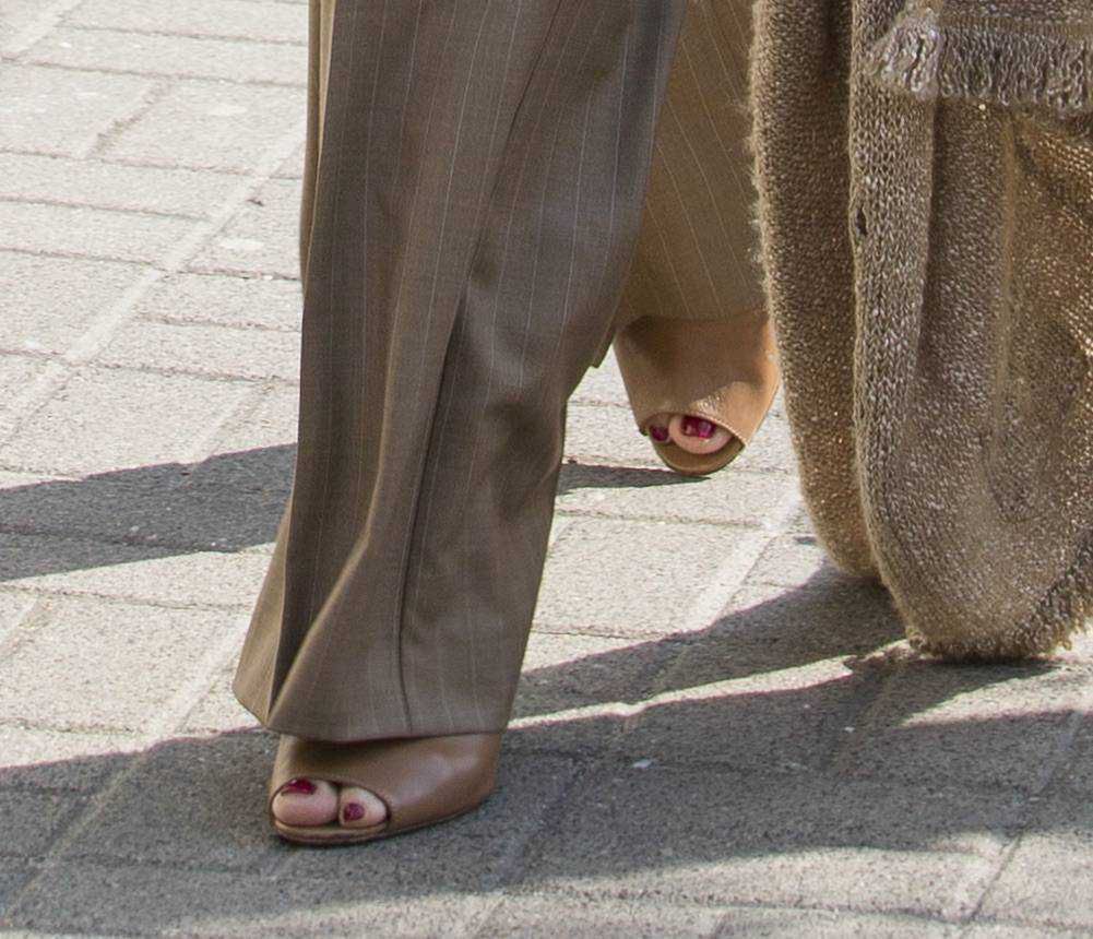Elegancka Kinga Rusin w drodze na obiad
