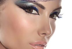 Wibrujący błękit w makijażu na wiosnę i lato 2013