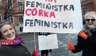 Kobiety odsuwają się od feminizmu?