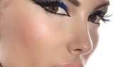 Wibrujący błękit w makijażu na wiosnę i lato 2013