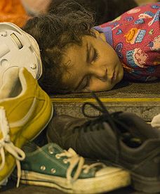 Uchodźcy koczują w pobliżu dworca Keleti