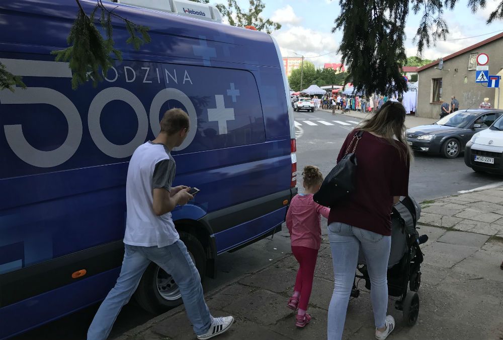 500+ wyższe dla pracujących. Taka zmiana zaktywizowałaby Polaków