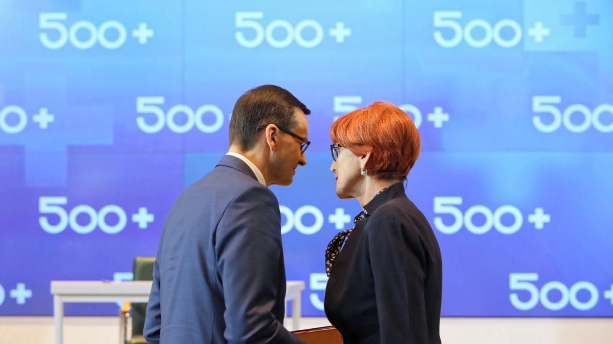 Mateusz Morawiecki i Elżbieta Rafalska podczas konferencji dotyczącej Programu Rodzina 500+ 16 kwietnia.