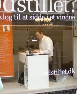 Siedzą w oknie i czekają na pracę