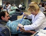 Polacy licznie oddają krew dla ofiar katastrofy