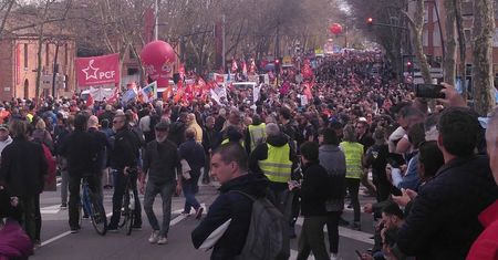 Protesty we Francji przeciw reformie emerytalnej: tysiące ludzi na ulicach w całym kraju.