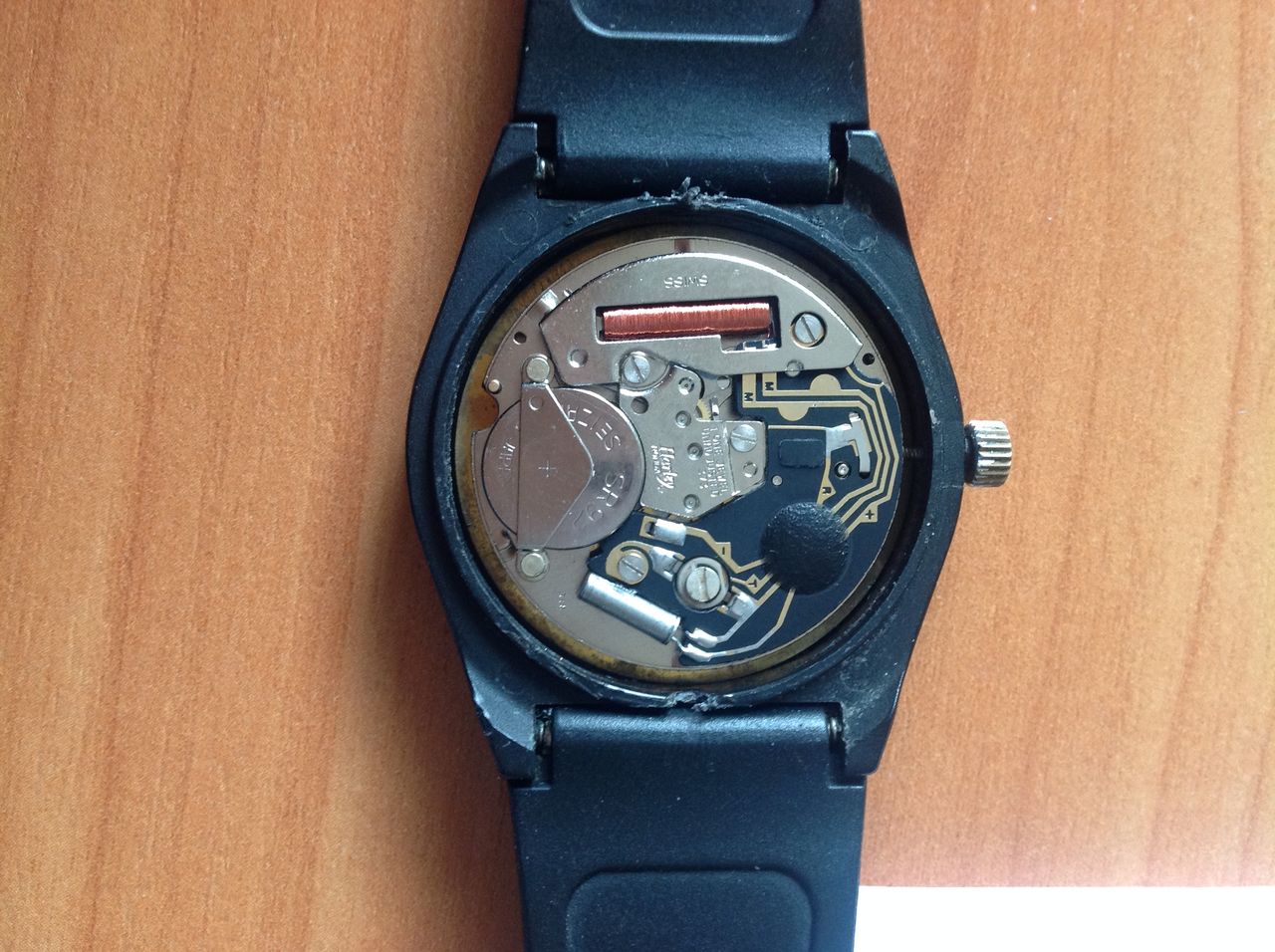 Ten cienkiutki, miedziany drucik wymagał lutowania. W zegarku użyto mechanizmu Harley Ronda 373.