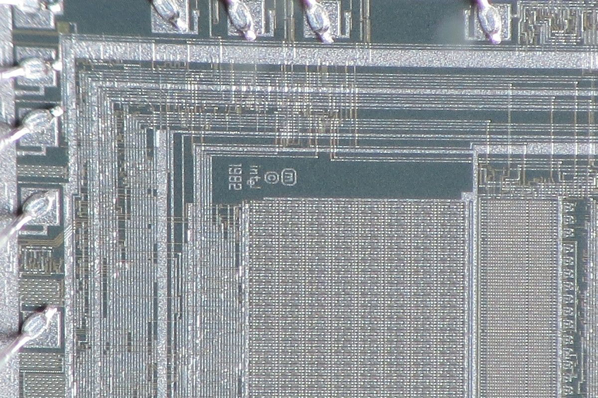 Mikrokontroler Intel 8742 w powiększeniu