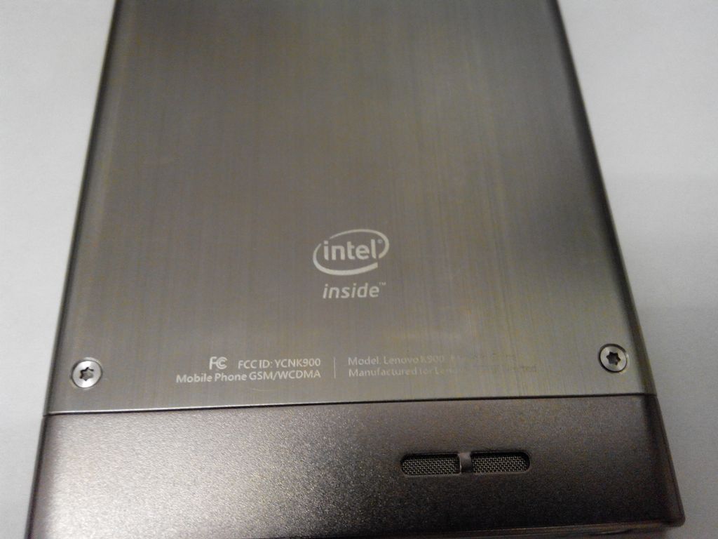 Logo Intel Inside oraz kolka podstawowych informacji jak model i obsługa GSM/WCDMA.