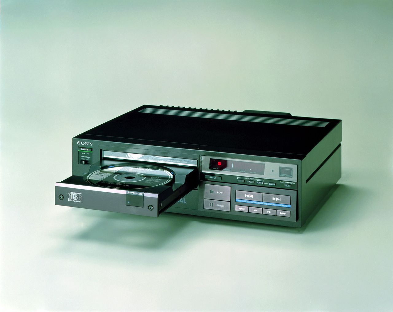 Sony D-101 to pierwszy, komercyjny odtwarzacz płyt CD. Cena ? Nieco ponad 1000 USD.