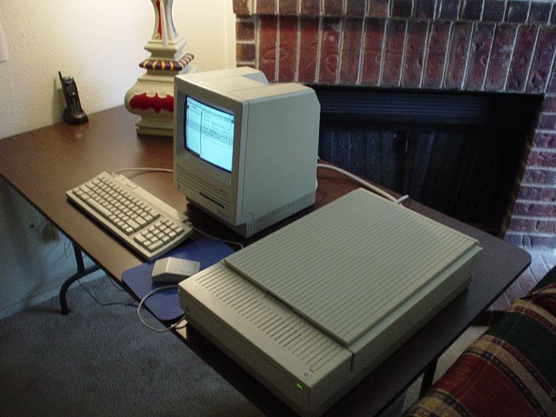 Zestaw Macintosh SE oraz Apple Scanner.