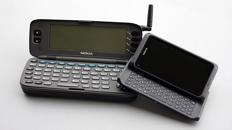 źródło: https://en.wikipedia.org/wiki/File:As_Time_Goes_By_(Nokia_9000_Communicator_%26_E7).jpg