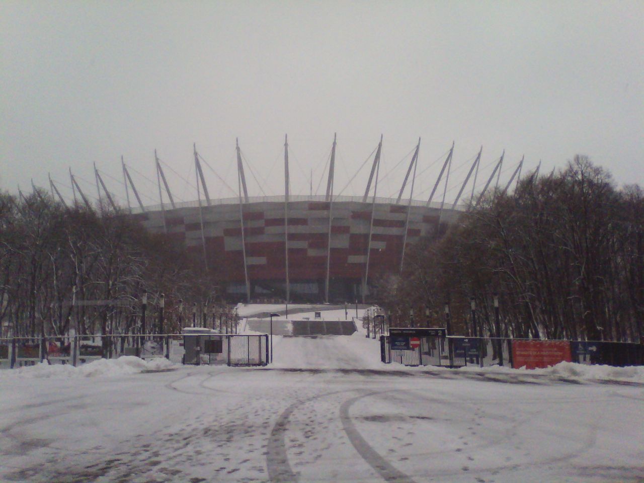 Stadion Narodowy w (jeszcze) zimowej scenerii. Chyba nieprzypadkowo kolor stadionu jest taki sam jak kolor czapki Red Hata :)