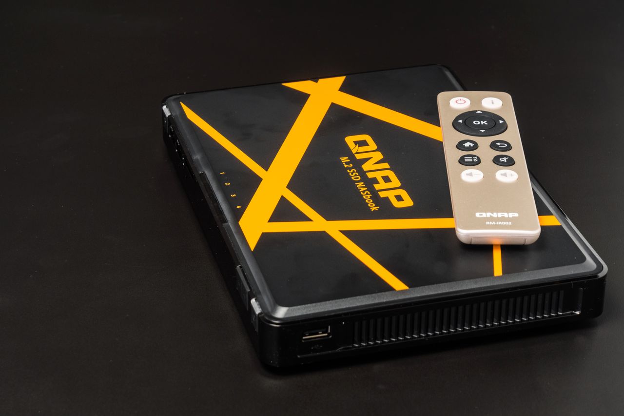 Qnap NASBook TBS-453A, miniaturowy NAS na dyski SSD SATA M.2