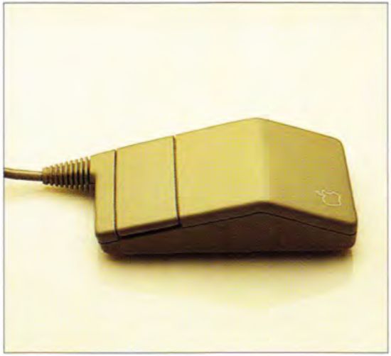 Prototype Apple Desktop Bus Mouse autorstwa Herberta Pfeifera został odrzucony, gdyż nie umożliwiał równie wygodnej pracy dla osób lewo i praworęcznych.