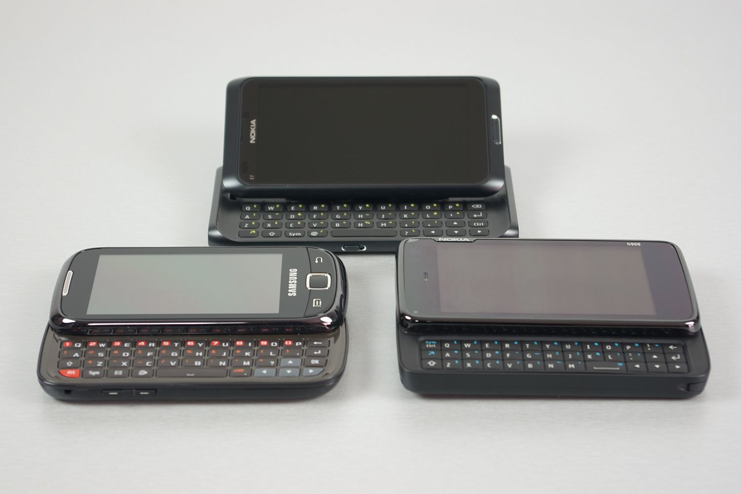 Galaxy 551 obok Nokii E7 (u góry) oraz Nokii N900 (po prawej)