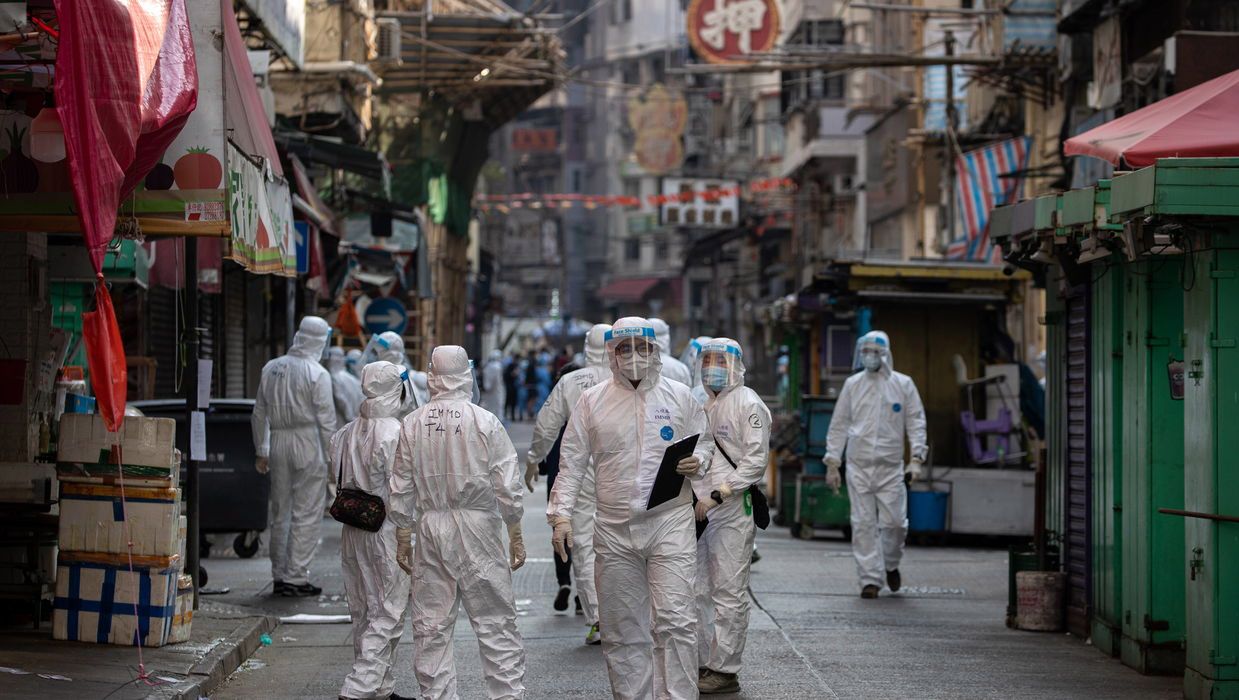 <p>epa08959125 Civil servants in protective face masks and gowns enforce a lockdown in Jordan, Hong Kong, China, 23 January 2021. The Hong Kong government placed around 10,000 residents in an estimated 200 buildings of Jordan district under a 48-hours COVID-19 lockdown. People will not be allowed to leave until most of the testing for COVID-19 has been completed and they have a negative result.  EPA/JEROME FAVRE<br />
Dostawca: PAP/EPA.</p>