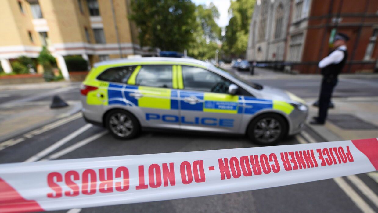 <p>epa07771024 The scene of an incident where a 16-year-old boy was stabbed to death in London, Britain, 13 August 2019. British Prime Minister Johnson has promised to recruit 20,000 more police officers to solve the mounting problems with crime and violence across Britain.  EPA/ANDY RAIN<br />
Dostawca: PAP/EPA.</p>