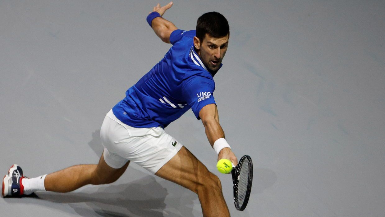 <p>epa09619574 Novak Djokovic of Serbia in action against Marin Cilic of Croatia during their semi final Davis Cup tie between Serbia and Croatia held at Madrid Arena tennis complex in Madrid, central Spain, 03 December 2021.  EPA/JUANJO MARTIN<br />
Dostawca: PAP/EPA.</p>