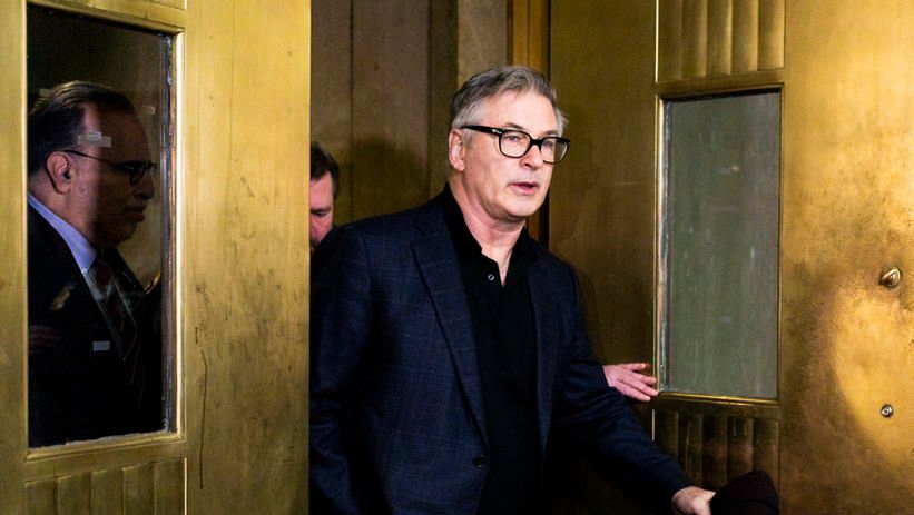 <p>epaselect epa07312358 Actor Alec Baldwin (C) departs courtroom after a hearing at Manhattan Criminal Court on charges that he allegedly punched a man during a dispute on 02 November 2018 over a parking spot in New York, New York, USA, 23 January 2019. Baldwin plead guilty to a charge of 2nd degree harassment and will reportedly be required to take an anger management class.  EPA/JUSTIN LANE<br />
Dostawca: PAP/EPA.</p>