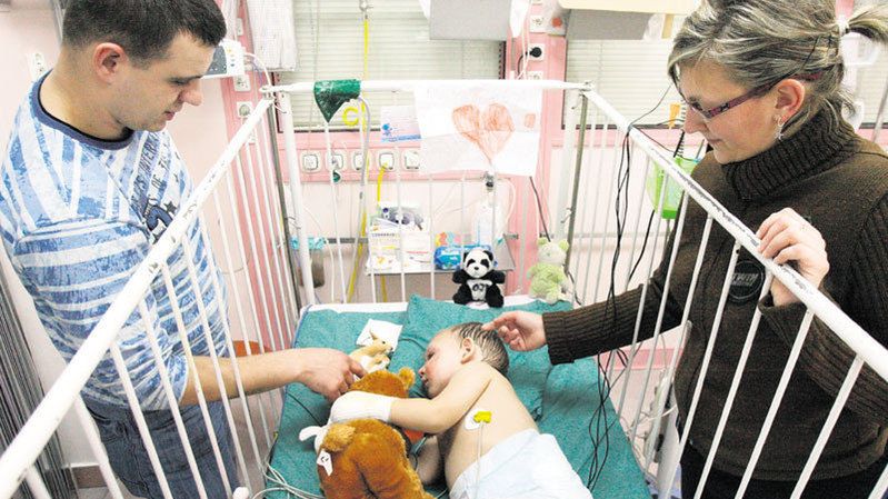 Dwuletni Kubuś został wybudzony jako pierwszy. Rodzice cieszą się, że mogą już rozmawiać z nim i jego braciszkiem fot. Krzysztof Szymczak