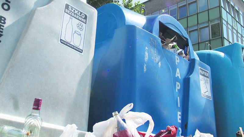 Mieszkańcy zostawiają śmieci koło koszy