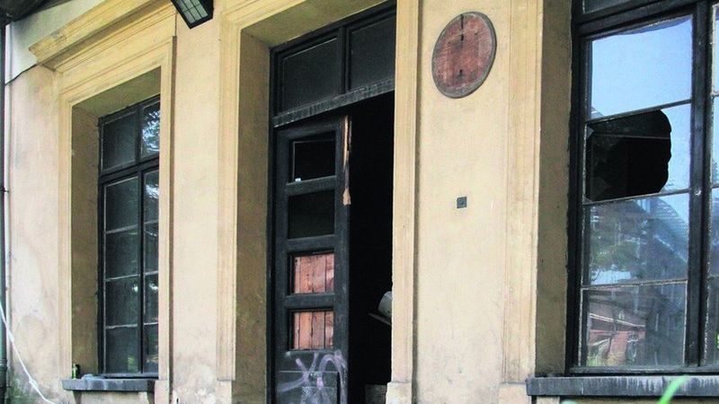 Wybite szyby, wyłamane zamki w drzwiach - tak wygląda zabytek przy ulicy Szlak