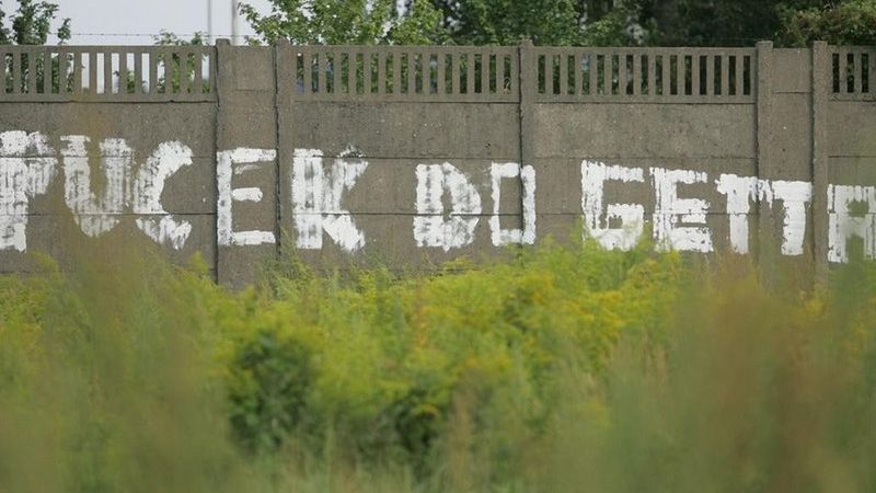 Na budynkach przy ulicy Średzkiej pojawiły się napisy, by do kontenerów przeprowadzić... ZKZL