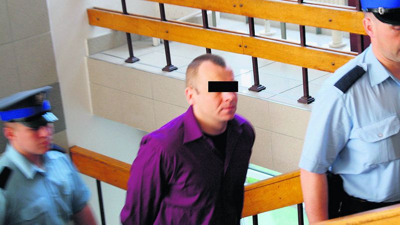Maciej P. w policyjnym konwoju jest prowadzony na salę rozpraw krakowskiego sądu