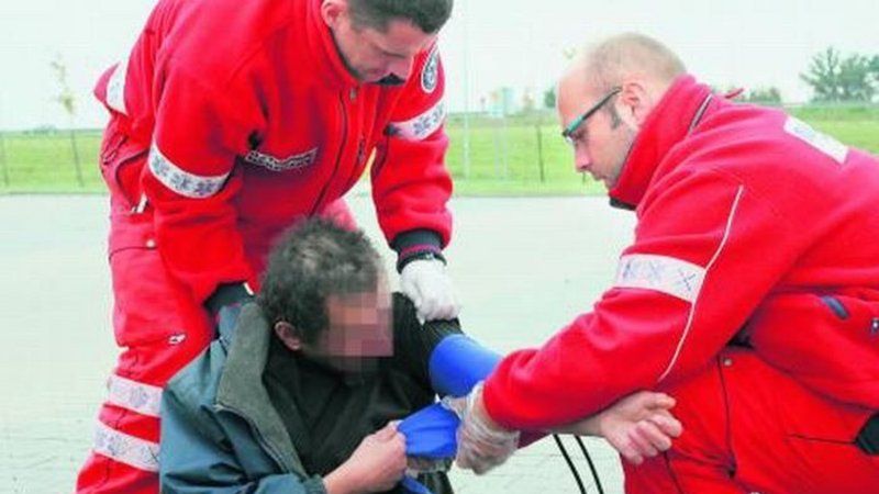 Szpital przyjmie  pijanego dostarczonego przez ratowników, ale wystawi mu rachunek