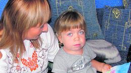 Klaudia z mamą nie rozumieją, dlaczego dziewczynka nie może być leczona blisko domu.